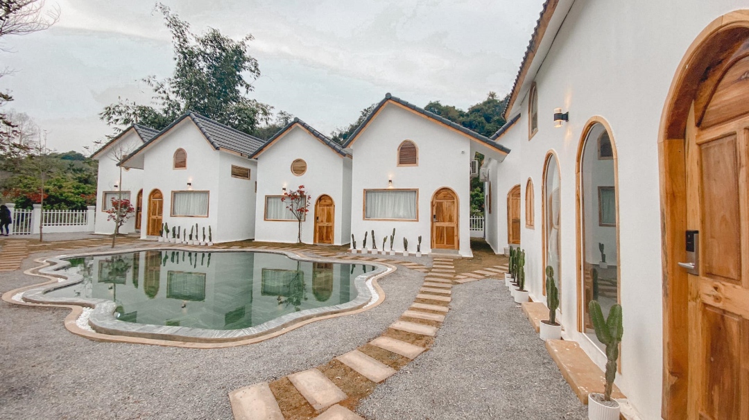 Bao quát mặt tiền Le Chalet du Lac - Moc Chau